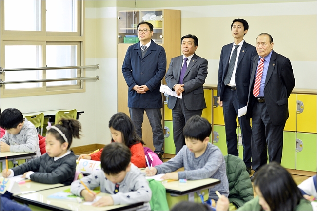 ▲교육위원들이 참샘초등학교를 방문해 교육환경을 점검하고 있다.