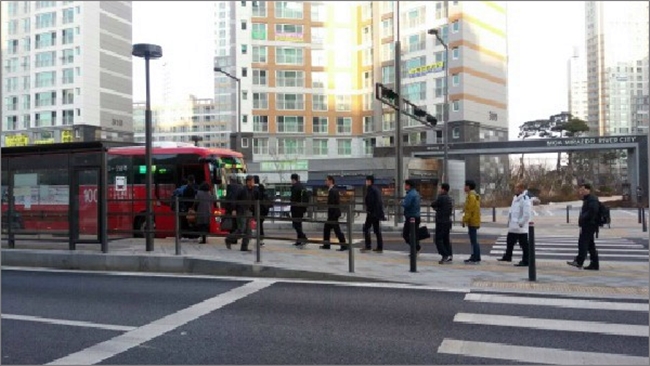 ▲세종시 새샘마을 앞에서 대전BRT 버스를 타기 위해 시민들이 줄지어 서 있다.