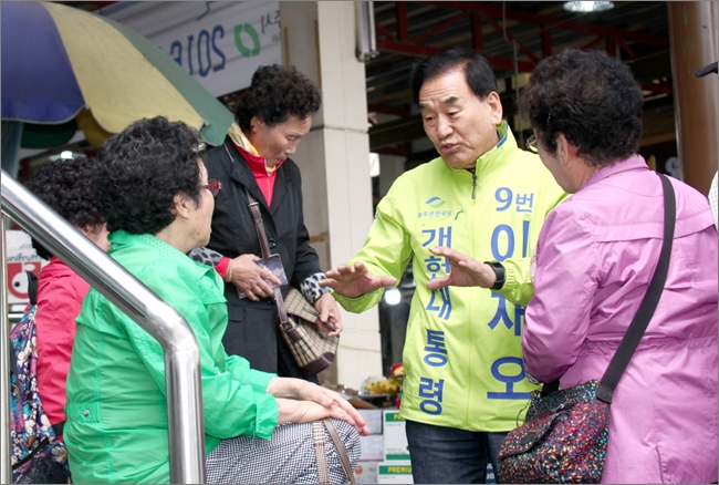 ▲이재오 후보가 20일 충북 청주시 육거리종합시장을 찾아 시민들과 대화를 나누고 있다.