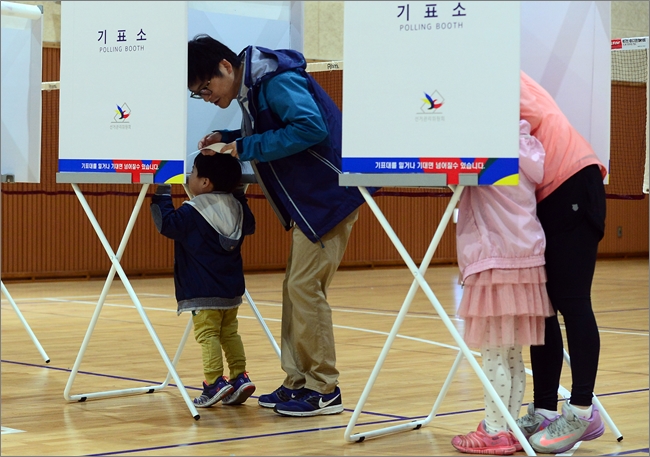 제19대 대통령 선거일인 9일 세종시 도담동 복합커뮤니티센터에 설치된 투표소에서 유권자들이 투표하고 있다.