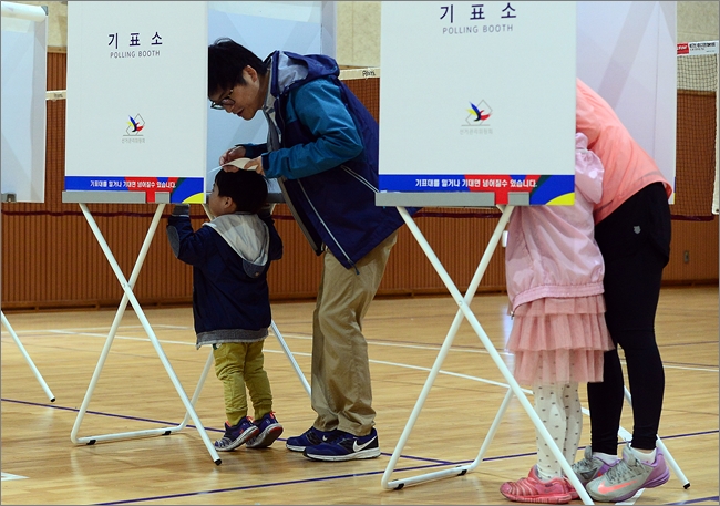 ▲제19대 대통령 선거일인 9일 세종시 도담동 복합커뮤니티센터에 설치된 투표소에서 유권자들이 투표하고 있다