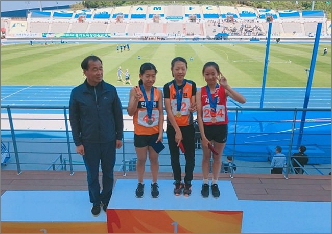 ▲양혜령 선수(사진 좌측 네번째)가 메달 수여후 다른 수상자들과 함께 기념촬영을 하고 있다.
