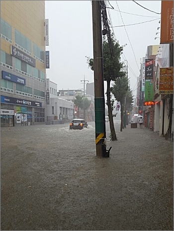 ▲기록적인 폭우로 인해 침수된 조치원읍 교리 도로.
