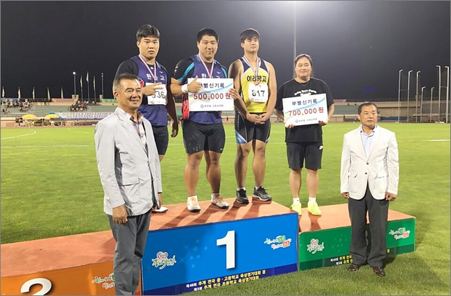 ▲한솔고 김건주 선수와 여진성 선수가(사진 첫 번째, 두 번째) 메달 수상 후 기념 촬영을 하고 있다.