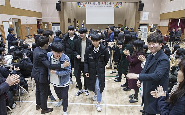 ▲보람중학교 제1회 졸업식이 지난 5일 강당에서 진행되고 있다