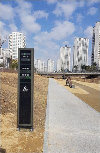 ▲종촌동 제천변에 설치된 자전거 통행량 측정기.