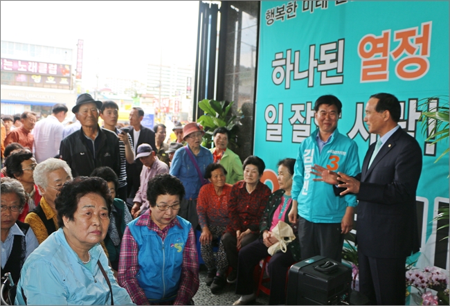 △김동빈 예비후보 선거사무소 개소식에 많은 주민들이 참석했다.