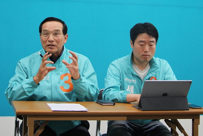 ▲바른미래당 김중로 세종시당위원장과 허철회 세종시장 후보가(사진 왼쪽부터) 6.13 선거 운동을 되돌아 보며 기자간담회를 하고 있다.