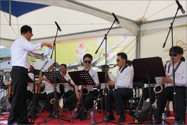 ▲세종팝스오케스트라가 주민들을 위한 공연을 펼치고 있다.