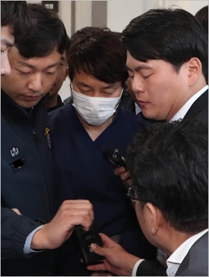 ▲전문학 전 대전시의원이 5일 마스크를 착용하고 영장실질심사를 받기 위해 법정으로 들어가고 있다.