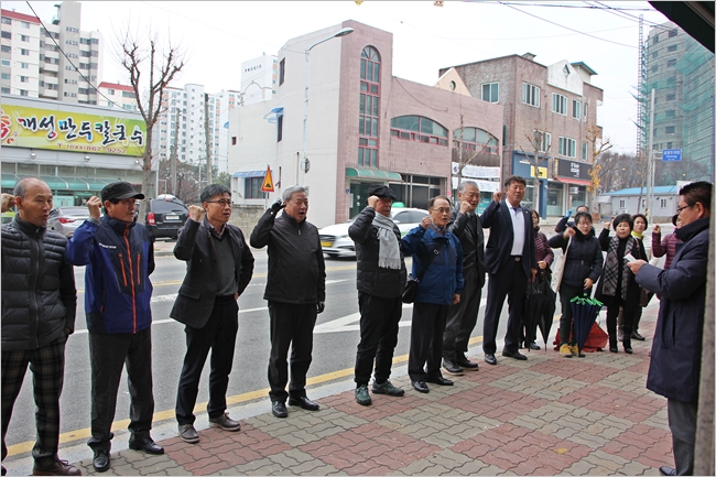 ▲시민들이 김원식 의원 사무실을 찾아 시 예산 전액 삭감에 대해 항의하고 있다.