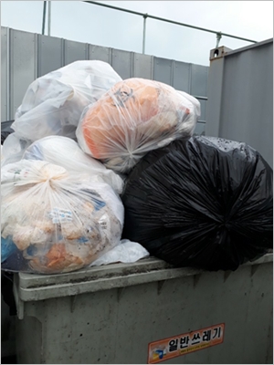 ▲천안순천향병원이 일반쓰레기 수거함에 배출한 의료폐기물 모습.