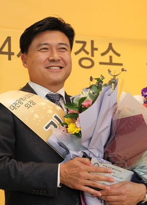 ▲김종천 대전시의회 의장이 풀뿌리자치대상 의정대상을 수상했다.