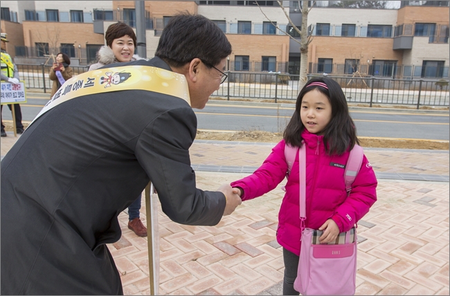 ▲최교진 교육감이 3월 개교한 솔빛초등학교에서 등교하는 학생들에게 인사를 하고 있다.