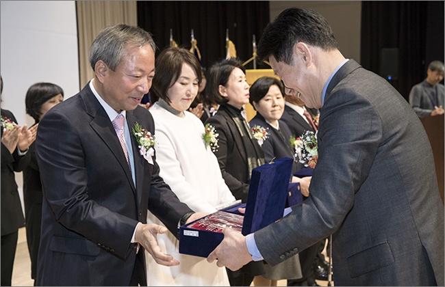 ▲이신호 국립세종도서관장이 지난달 28일 한국도서관협회가 선정한 제51회 한국도서관상을 수상했다.