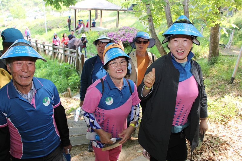 제7회 금남면민화합대회에서 건강걷기 행사에 참여한 금남면민들이 밝은 미소를 보내고 있다.