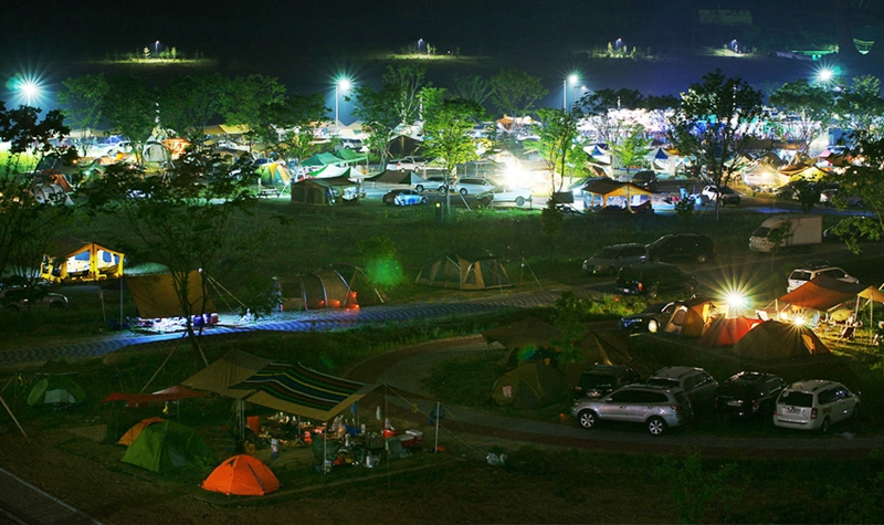  ▲세종시 합강공원 오토캠핑장 야간 모습.
