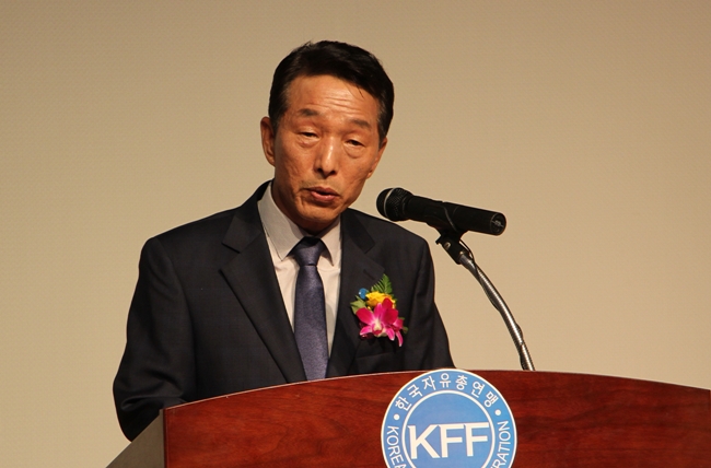 ▲한국자유총연맹 세종시지부 제3대 최충신 회장이 취임사를 하고 있다.