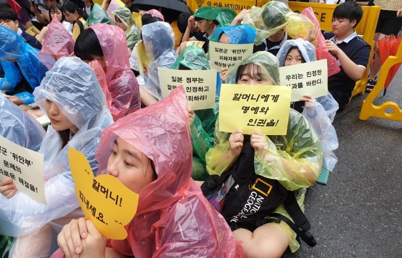 ▲한솔고학생들이 일본군 ‘위안부’ 문제해결 수요집회에서 문제 해결을 위한 일본의 책임있는 행동을 촉구하고 있다.