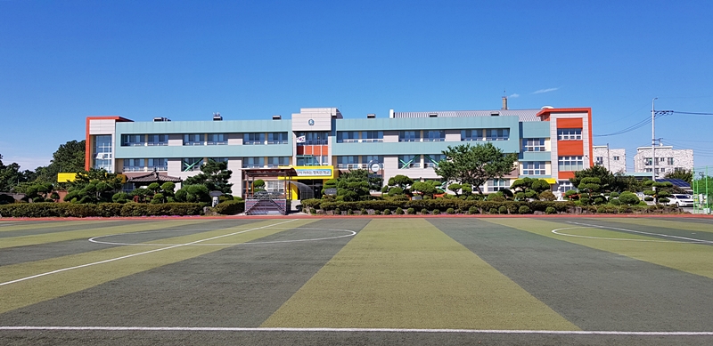 ▲연봉초등학교 운동장 전경.