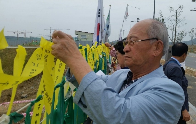 ▲많은 시민들이 찾아아 응원의 메시지가 담긴 노란리본을 달고 있다.