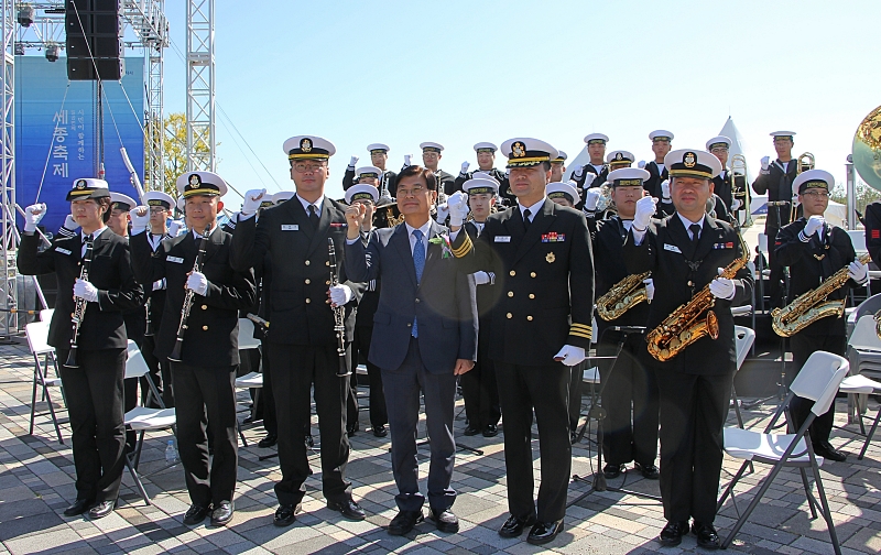 ▲이춘희 시장이 한글날 경축식에서 음악을 선사한 해군 군악대와 기념촬영을 하고 있다.