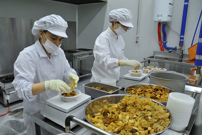 ▲세종시로컬푸드지원센터에서 직원들이 음식을 포장하고 있다.