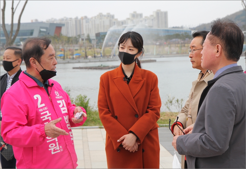 ▲김병준 후보가 11일 세종호수공원에서 시민들과 대화를 나누고 있다.