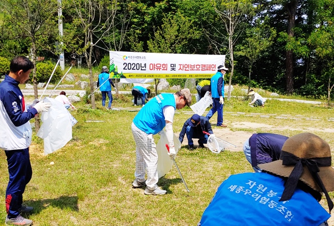 ▲자연보호 봉사활동에 참가한 봉사자들이 바람재공원에서 쓰레기 줍기 활동을 펼치고 있다.