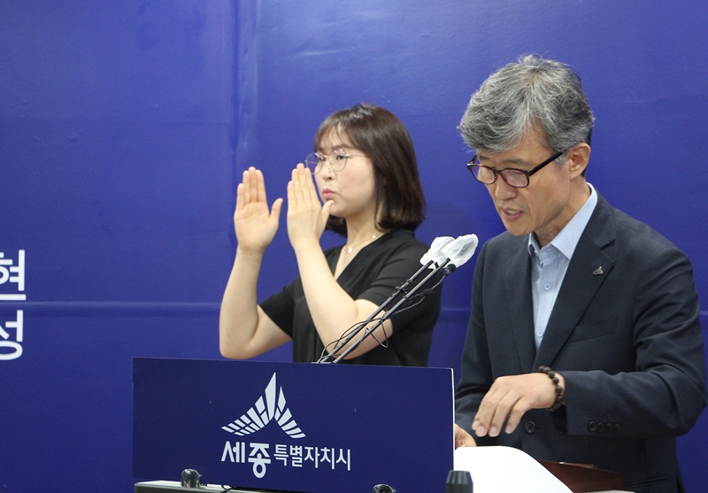 ▲김성수 국장이 평생학습도시 조성 계획에 대해 브리핑하고 있다.