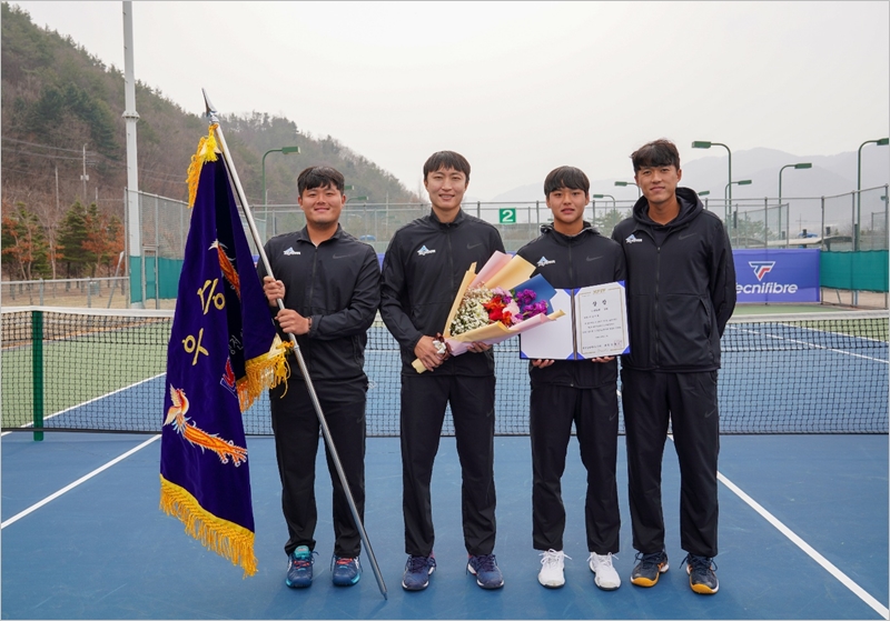 ▲세종시 테니스팀이 제1차 테니스실업연맹전 남자 단체전에서 우승을 차지했다.(왼쪽부터 조현우, 손지훈, 김근준, 남지성 선수)