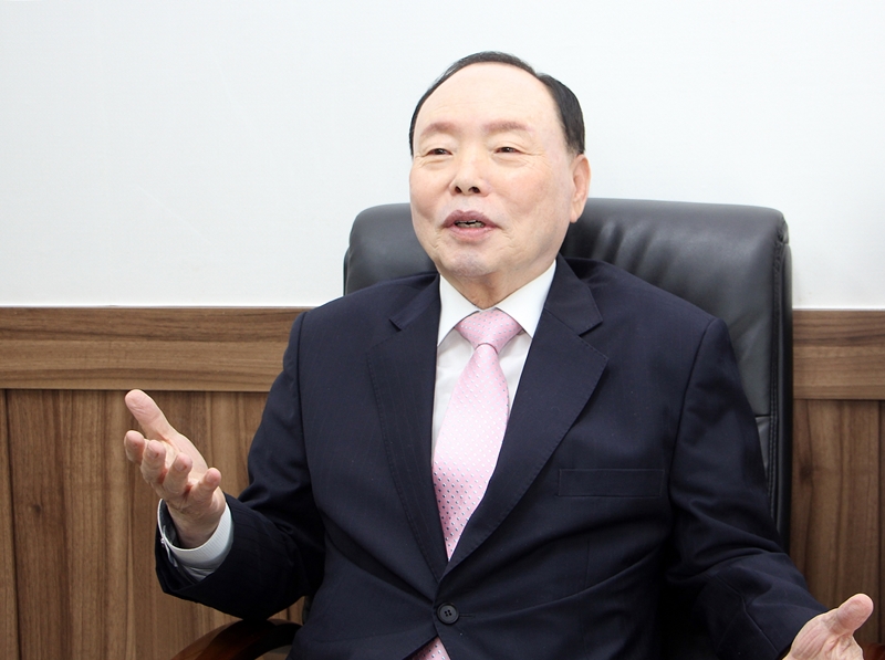 ▲김승웅 이사장이 세종우리협동조합의 주요 복지사업 및 운영에 대해 말하고 있다.