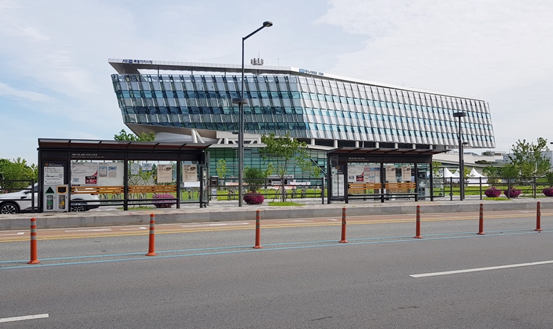 ▲현재 사용되는 세종시청사 BRT 버스 정류장이 철거되고 그 위치에 신교통형 정류장이 설치된다.