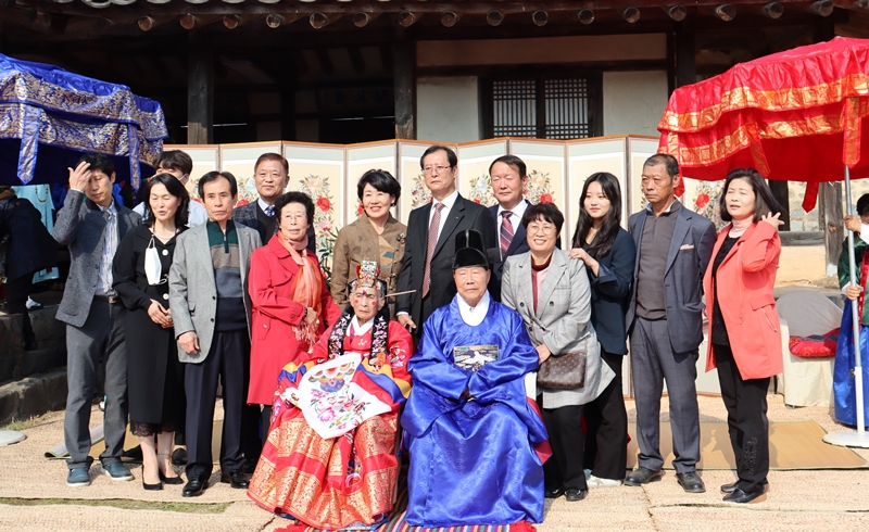 ▲허종행·김종화 부부가 회혼례식에서 가족들과 기념촬영을 하고 있다.