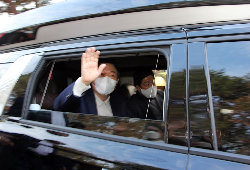 ▲윤석열 후보가 밀마루 전망대 방문을 마치고 대전시로 떠나면서 지지자들에게 인사를 하고 있다.