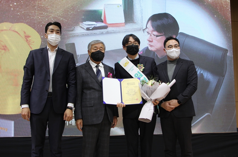 ▲임철현 씨지테크 대표(사진 왼쪽 세번째)가 산업경제 부문 대상 수상후 기념촬영을 하고 있다.