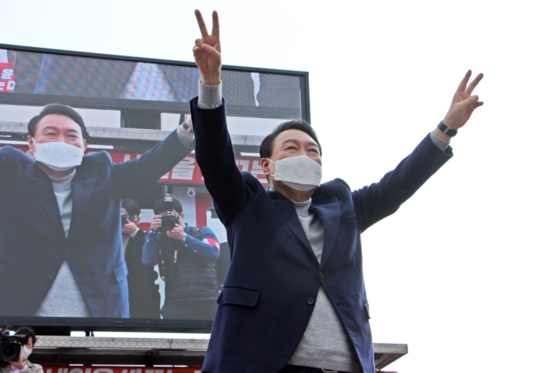 ▲국민의힘 윤석열 대선후보가 선거유세에 앞서 시민들에게 인사를 하고 있다.