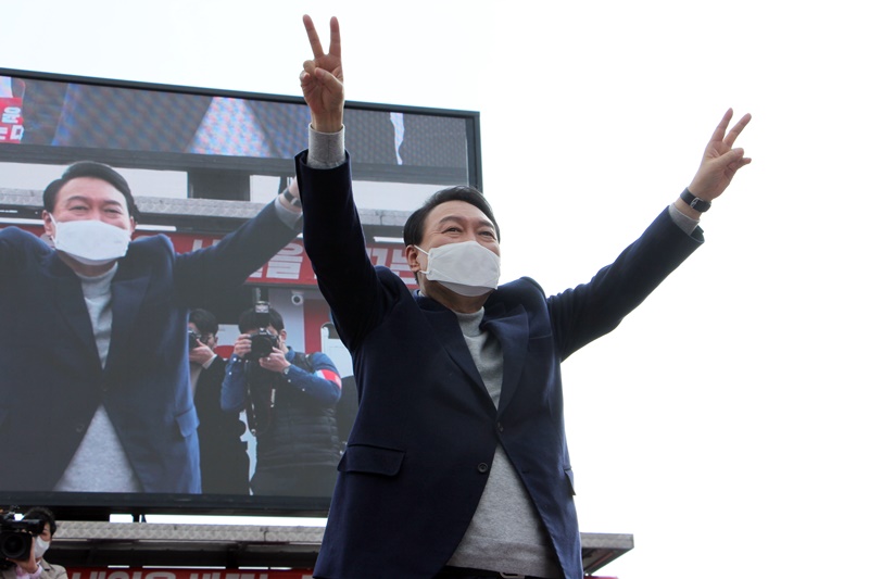 ▲윤석열 당선인의 사전투표일 하루 전일 지난 3월 3일 세종시 조치원역 광장 유세 모습.