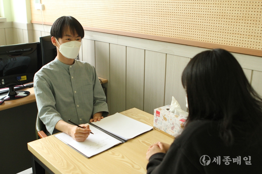  한국영상대학교 재학생이 ‘지역사회연계 상담프로그램’에 참여하여 상담을 받고 있다.