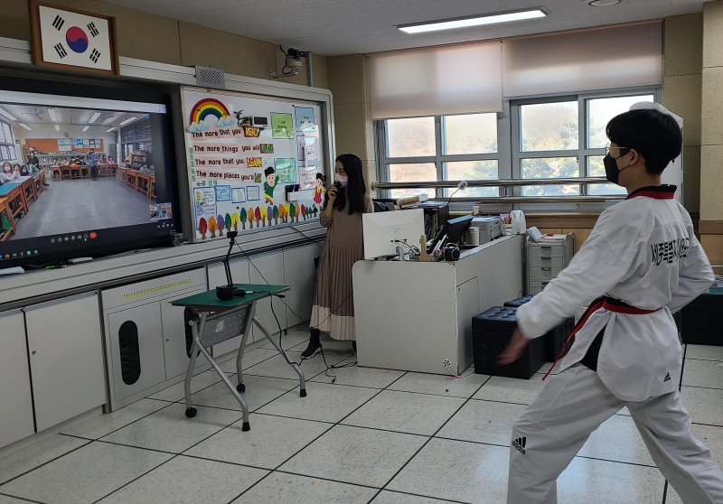 ▲새롬초등학교 학생들이 국제교류 실시간 화상수업에 참여하고 있다.