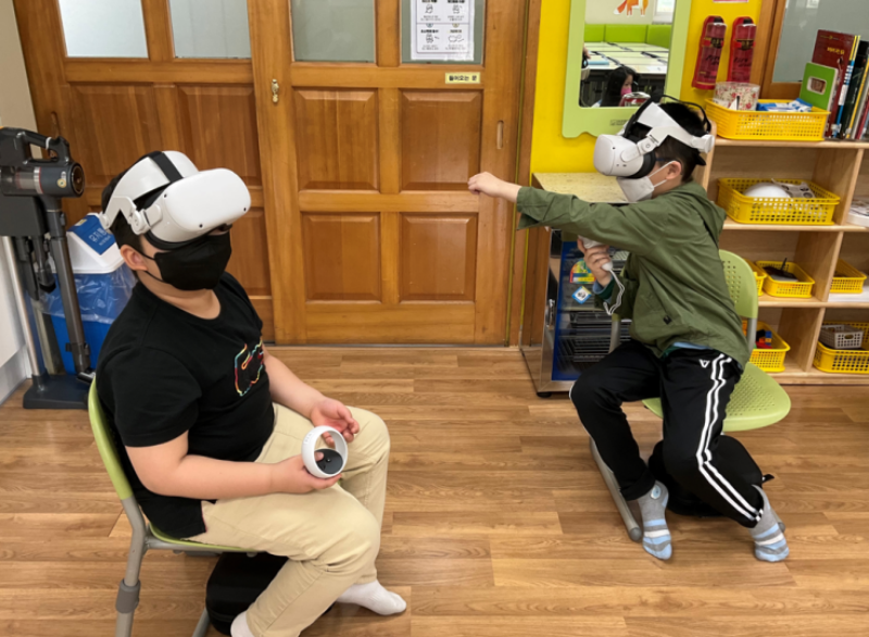▲학생들이 가상현실(VR)을 기기를 착용하고 화재 대피 훈련을 체험하고 있다.