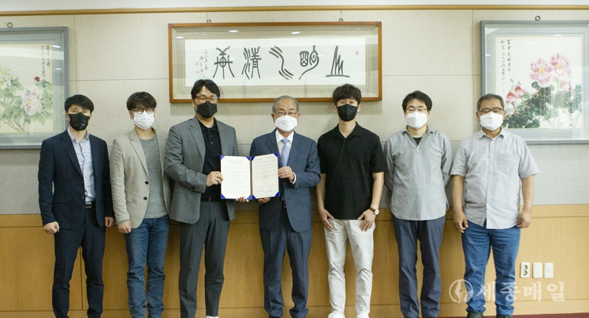 한국영상대학교와 ㈜엑스온스튜디오 관계자들이 MOU 체결 이후 기념촬영을 하고 있다.