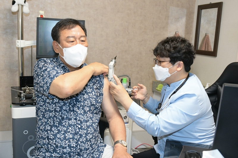 ▲최민호 시장이 코로나19 예방접종 위탁의료기관에서 코로나19 4차 예방접종을 받고 있다.