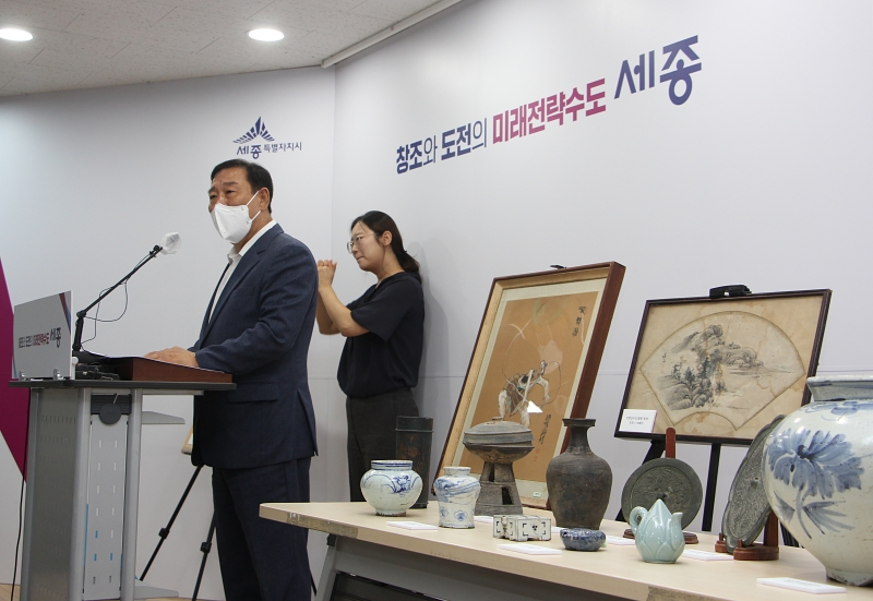 ▲최민호 세종시장이 재미교포 김대영씨가 세종시에 무상 기증한 유물에 대해 브리핑을 하고 있다