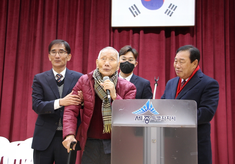 송산 범사8단 양춘성 선생이 검도대회에 참여한 후배들에게 인사말을 하고 있다.