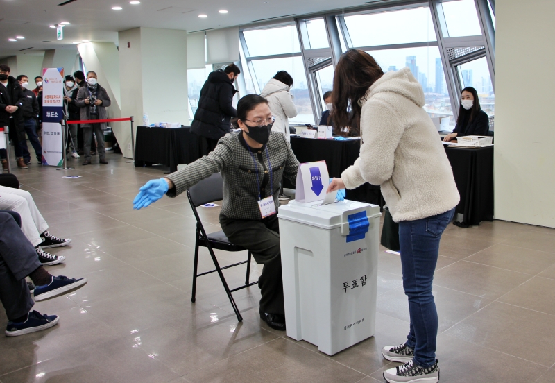 제3대 세종시체육회장선거 투표가 세종시청 여민실 복도에서 진행되고 있다.