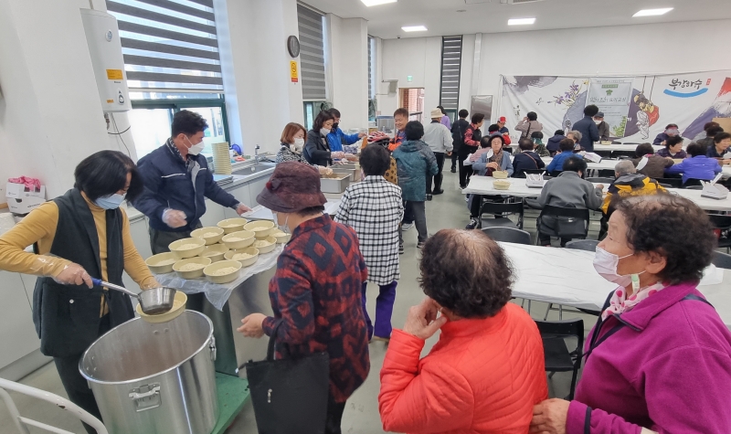 ▲부강면 나야가라대학에 참여한 어르신들에게 점심식사를 제공하고 있다.