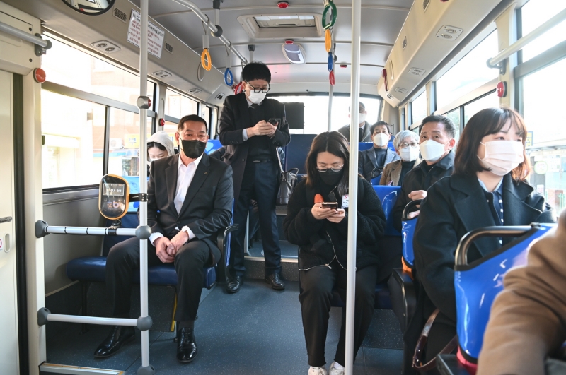 ▲최원철 공주시장이 지난 2일 시내버스에 직접 탑승해 3월 새 학기에 맞춰 개편한 시내버스 노선을 점검하고 있다.