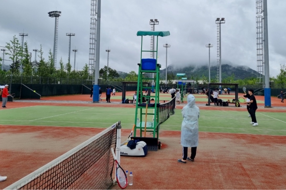 ▲비가 오락가락하는 내리는 가운데 테니스 경기가 진행되고 있다. 