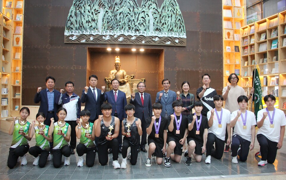  ▲최민호 세종시장이 전국대회에서 메달을 수상한 세종시 육상선수와 검도 선수들과 기념촬영을 하고 있다.